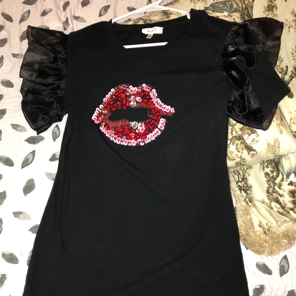 Bedazzled Lip T-shirt with puffy sleeves!